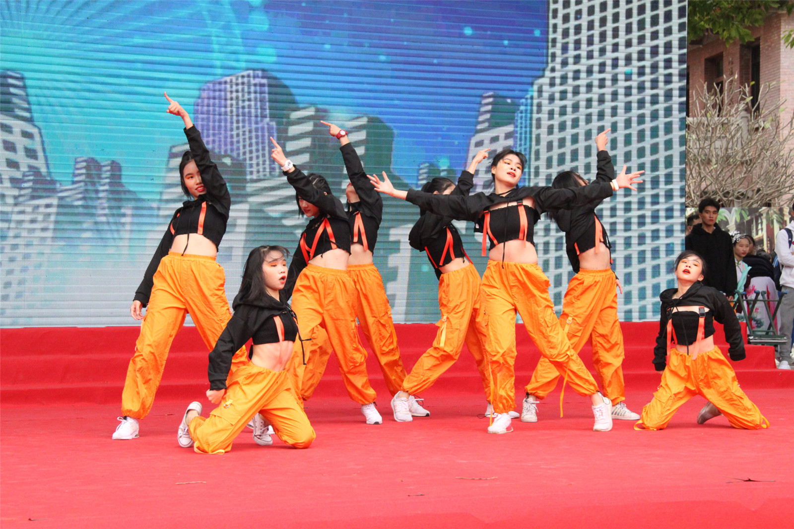 17.学生社团街舞社舞出了新时代青年的青春与活力；.jpg